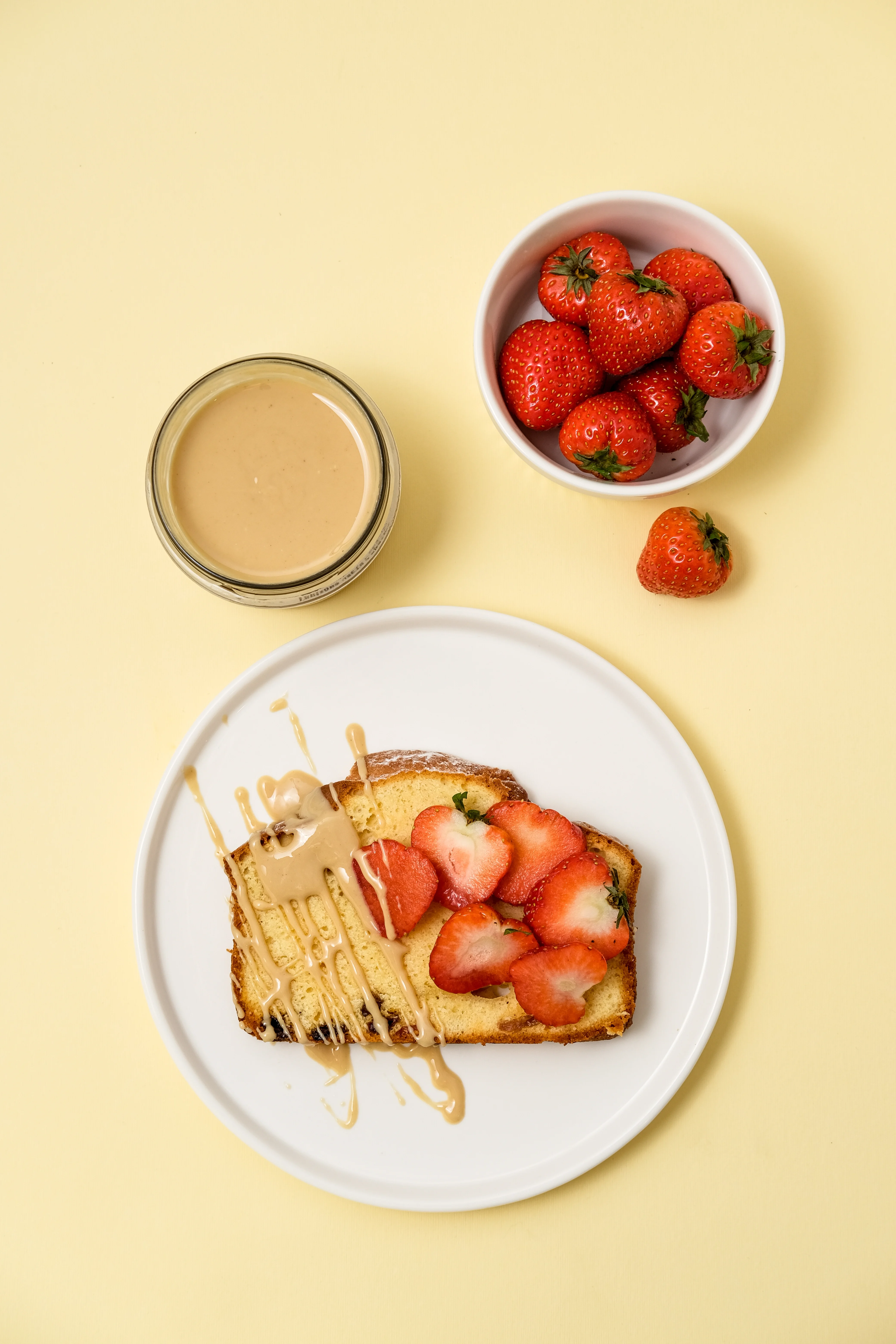 Foto von einem Brot mit Erdbeeren